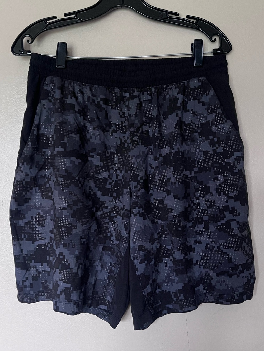 Lululemon Men's Black Grey Pace Breaker Shorts Size L